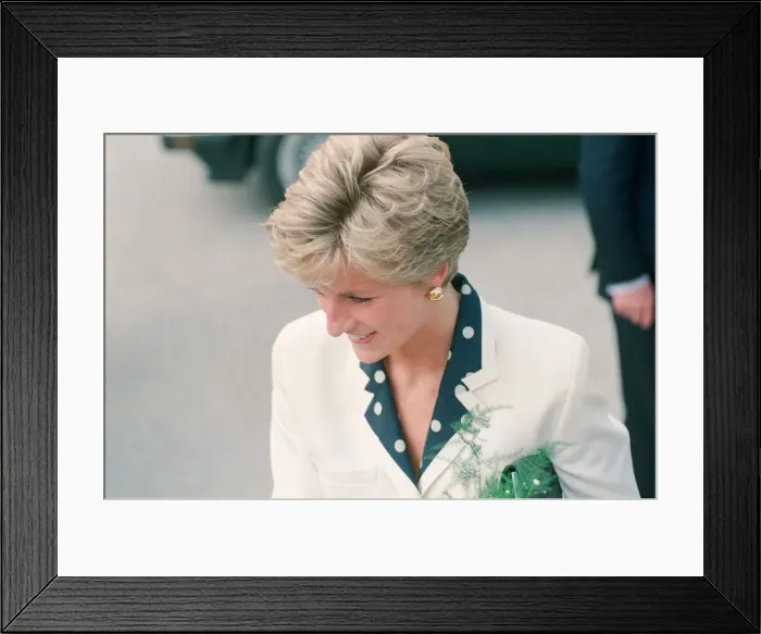Framed Print : HRH The Princess of Wales, Princess Diana, visits the thermal clothing expert company Framed Print : HRH The Princess of Wales, Princess Diana, visits the thermal clothing expert company