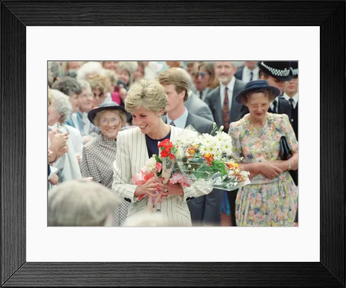 Framed Print : HRH The Princess of Wales, Princess Diana, on a walkabout in Sheffield and Rotherham Framed Print : HRH The Princess of Wales, Princess Diana, on a walkabout in Sheffield and Rotherham