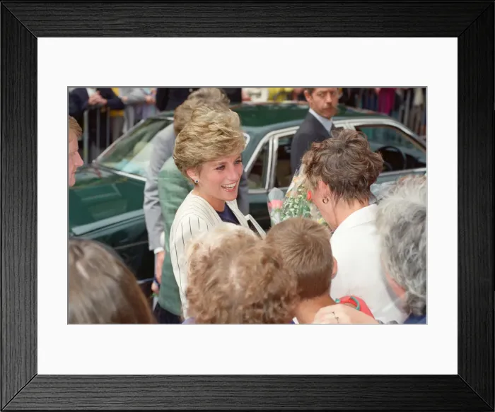 Framed Print : HRH The Princess of Wales, Princess Diana, on a walkabout in Sheffield and Rotherham Framed Print : HRH The Princess of Wales, Princess Diana, on a walkabout in Sheffield and Rotherham