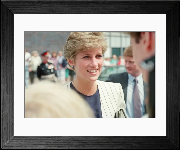 Framed Print : HRH The Princess of Wales, Princess Diana, on a walkabout in Sheffield and Rotherham Framed Print : HRH The Princess of Wales, Princess Diana, on a walkabout in Sheffield and Rotherham