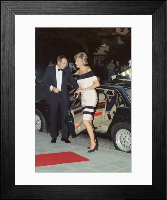 Framed Print : HRH The Princess of Wales, Princess Diana, arrives at Sadlers Wells Theatre in Islington Framed Print : HRH The Princess of Wales, Princess Diana, arrives at Sadlers Wells Theatre in Islington