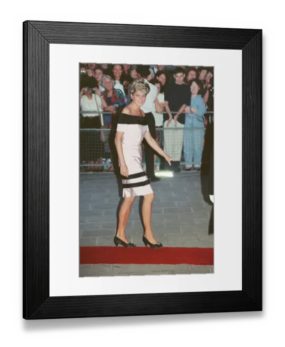 Framed Print : HRH The Princess of Wales, Princess Diana, arrives at Sadlers Wells Theatre in Islington Framed Print : HRH The Princess of Wales, Princess Diana, arrives at Sadlers Wells Theatre in Islington