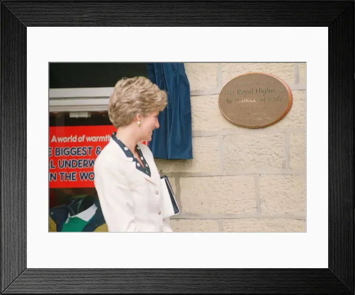 Framed Print : HRH The Princess of Wales, Princess Diana, visits the thermal clothing expert company Framed Print : HRH The Princess of Wales, Princess Diana, visits the thermal clothing expert company