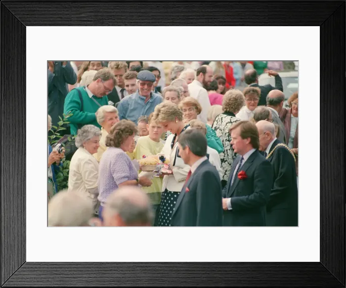 Framed Print : HRH The Princess of Wales, Princess Diana, visits the thermal clothing expert company Framed Print : HRH The Princess of Wales, Princess Diana, visits the thermal clothing expert company
