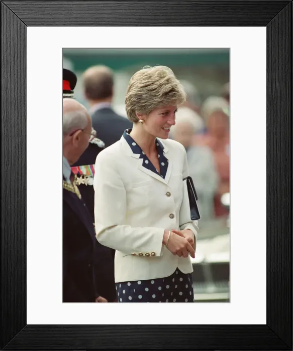 Framed Print : HRH The Princess of Wales, Princess Diana, visits the thermal clothing expert company Framed Print : HRH The Princess of Wales, Princess Diana, visits the thermal clothing expert company