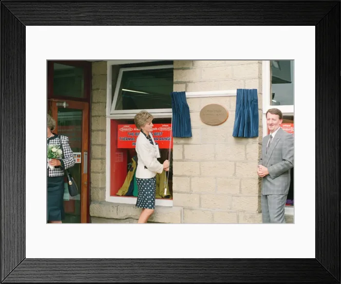Framed Print : HRH The Princess of Wales, Princess Diana, visits the thermal clothing expert company Framed Print : HRH The Princess of Wales, Princess Diana, visits the thermal clothing expert company