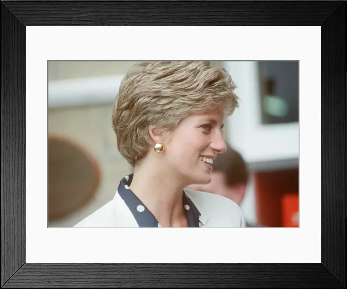 Framed Print : HRH The Princess of Wales, Princess Diana, visits the thermal clothing expert company Framed Print : HRH The Princess of Wales, Princess Diana, visits the thermal clothing expert company