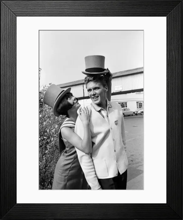 Framed Print : Amanda Barrie and Billy Fury on the set of I ve Gotta Horse