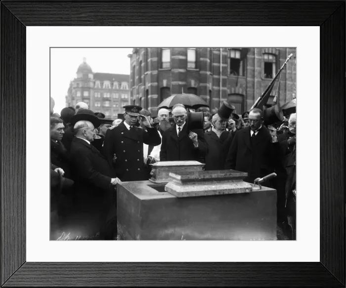 Framed Print : Vice Admiral Sir Roger Keyes and Lord Emmott laying the foundation stone of the Zeebrugge