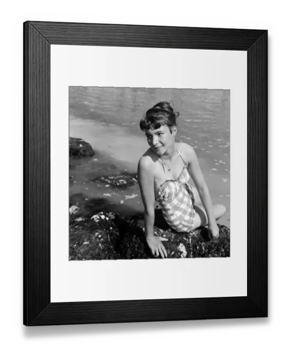 Framed Print : Holiday makers on the beach at Broadstairs, enjoying the sunshine Framed Print : Holiday makers on the beach at Broadstairs, enjoying the sunshine