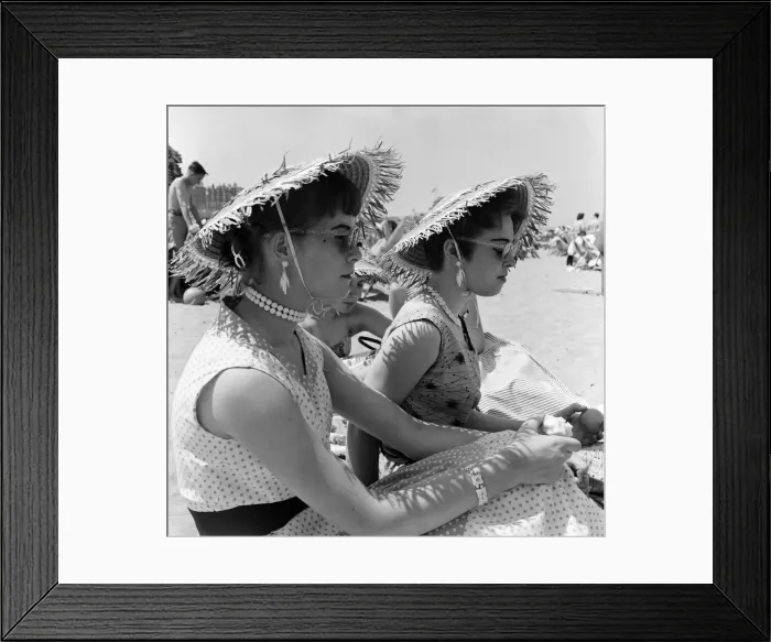 Framed Print : Scenes in Margate during a heatwave. Todays beach fashion, straw hats Framed Print : Scenes in Margate during a heatwave. Todays beach fashion, straw hats