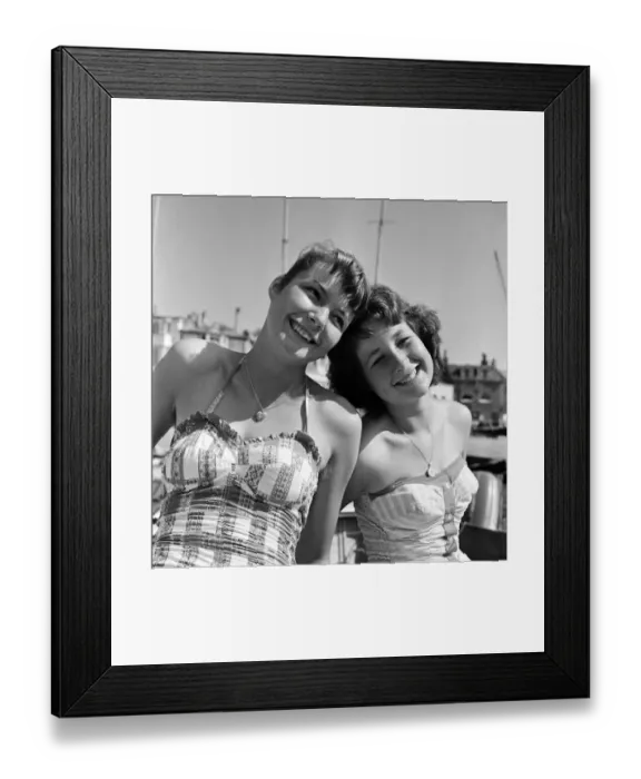 Framed Print : Holiday makers on the beach at Broadstairs, enjoying the sunshine Framed Print : Holiday makers on the beach at Broadstairs, enjoying the sunshine