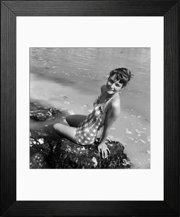 Framed Print : Holiday makers on the beach at Broadstairs, enjoying the sunshine Framed Print : Holiday makers on the beach at Broadstairs, enjoying the sunshine