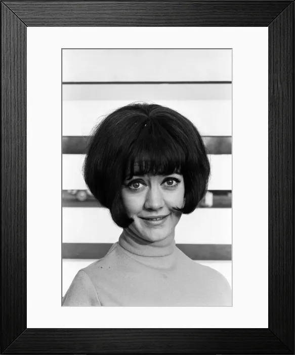Framed Print : Amanda Barrie rehearsing at ATV studios, Elstree. She is currently recording a new series Framed Print : Amanda Barrie rehearsing at ATV studios, Elstree. She is currently recording a new series