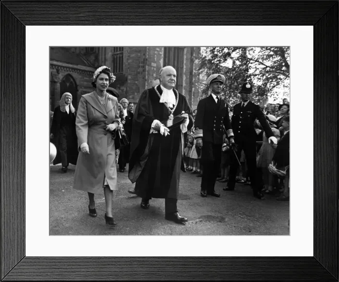 Framed Print : Princess Elizabeth (later Queen Elizabeth II) leaving the Worcester Cathedral with