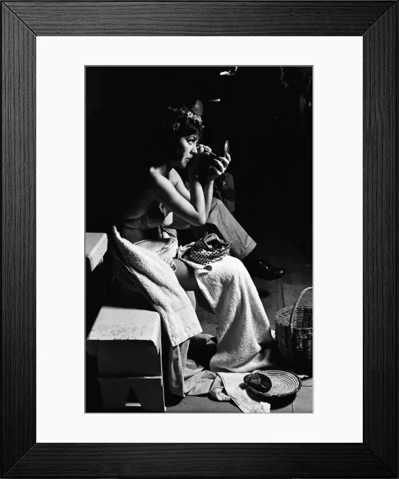 Framed Print : Amanda Barrie on the set of Carry on Cleo'at Pinewood Studios