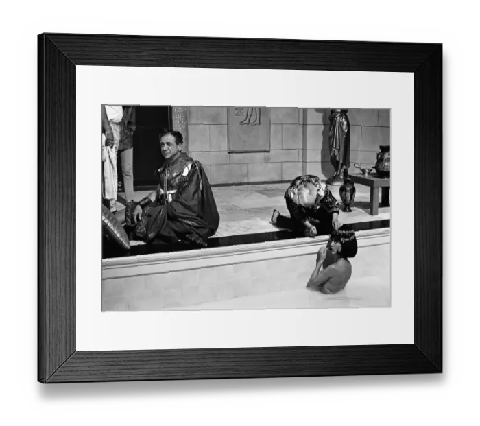 Framed Print : Amanda Barrie and Sid James on the set of Carry on Cleo'at Pinewood Studios