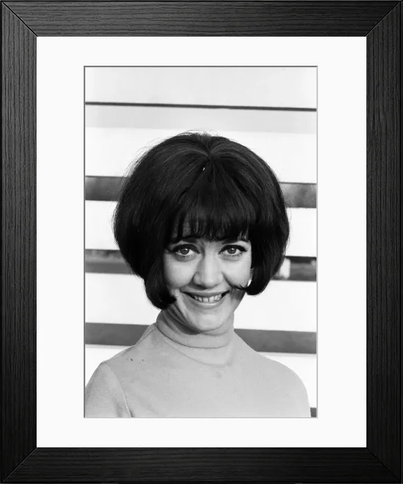 Framed Print : Amanda Barrie rehearsing at ATV studios, Elstree. She is currently recording a new series Framed Print : Amanda Barrie rehearsing at ATV studios, Elstree. She is currently recording a new series