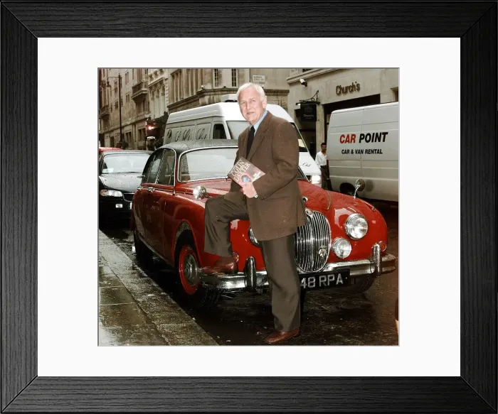 Framed Print : Actor John Thaw Inspector Morse Book Launch Sept 1999 Actor John Thaw during a