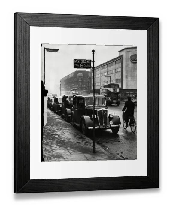 Framed Print : A full taxi rank outside Hulls Paragon Station