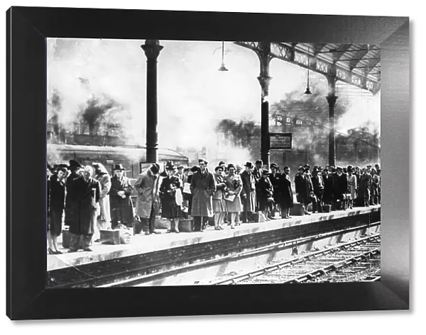 Passengers line up as they wait for a train at Paragon station, Hull in 1947