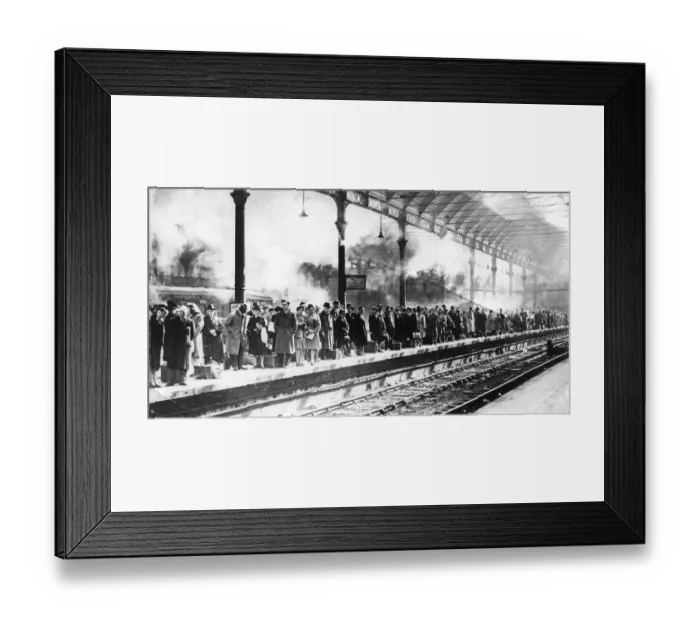 Framed Print : Passengers line up as they wait for a train at Paragon station, Hull in 1947