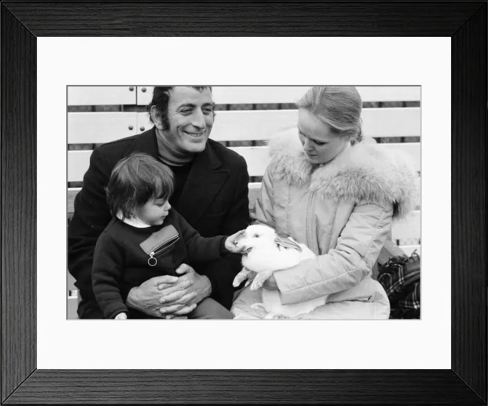 Framed Print : Singer Tony Bennett with his daughter Joanna and wife Sandra at London Zoo Framed Print : Singer Tony Bennett with his daughter Joanna and wife Sandra at London Zoo
