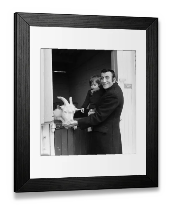 Framed Print : Singer Tony Bennett with his daughter Joanna at London Zoo. 14th January 1972