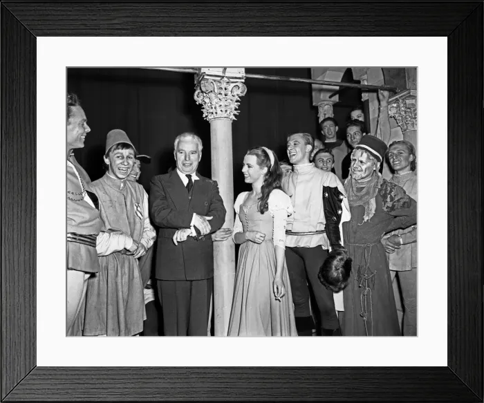 Framed Print : 1952 Old Vic production of the famous William Shakespeare play Romeo Framed Print : 1952 Old Vic production of the famous William Shakespeare play Romeo