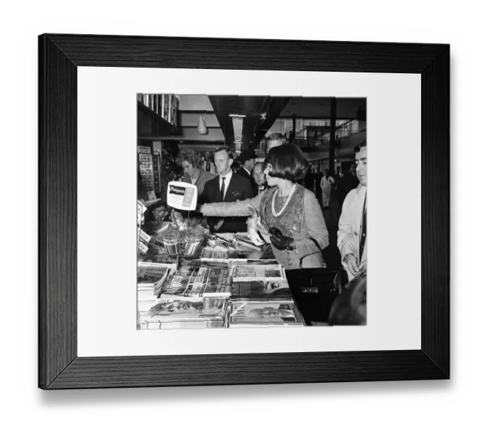 Framed Print : Singer Shirley Bassey flew to Beirut today for Cabaret appearances Framed Print : Singer Shirley Bassey flew to Beirut today for Cabaret appearances