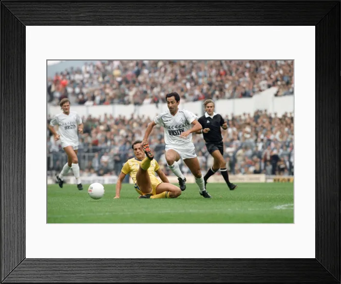 Framed Print : English League Division One match at White Hart Lane. Tottenham Hotspur 5 v Framed Print : English League Division One match at White Hart Lane. Tottenham Hotspur 5 v