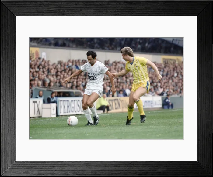 Framed Print : English League Division One match at White Hart Lane. Tottenham Hotspur 5 v Framed Print : English League Division One match at White Hart Lane. Tottenham Hotspur 5 v