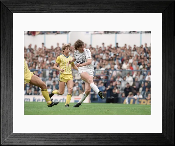 Framed Print : English League Division One match at White Hart Lane. Tottenham Hotspur 5 v Framed Print : English League Division One match at White Hart Lane. Tottenham Hotspur 5 v