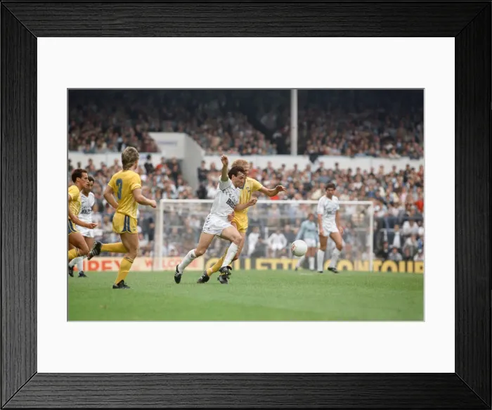 Framed Print : English League Division One match at White Hart Lane. Tottenham Hotspur 5 v Framed Print : English League Division One match at White Hart Lane. Tottenham Hotspur 5 v
