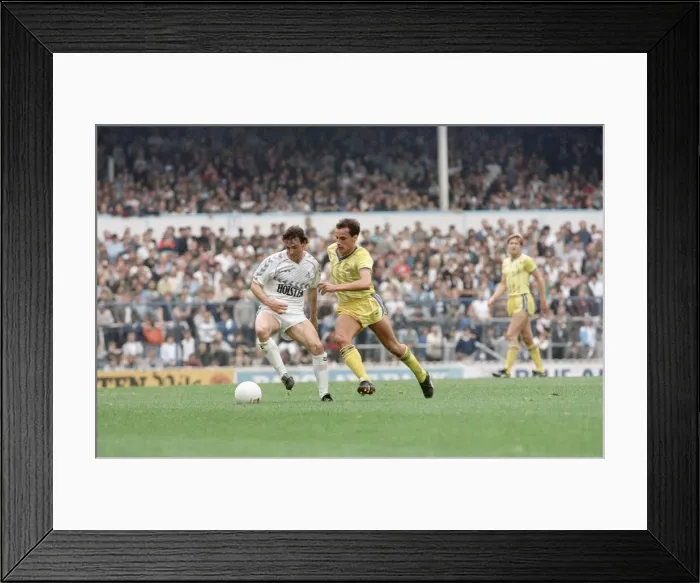 Framed Print : English League Division One match at White Hart Lane. Tottenham Hotspur 5 v Framed Print : English League Division One match at White Hart Lane. Tottenham Hotspur 5 v