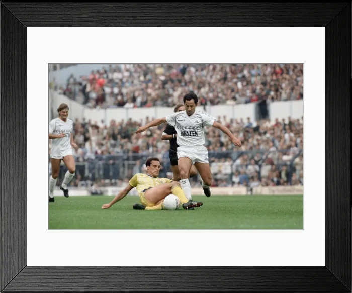 Framed Print : English League Division One match at White Hart Lane. Tottenham Hotspur 5 v Framed Print : English League Division One match at White Hart Lane. Tottenham Hotspur 5 v
