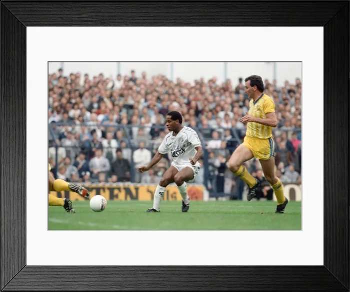 Framed Print : English League Division One match at White Hart Lane. Tottenham Hotspur 5 v Framed Print : English League Division One match at White Hart Lane. Tottenham Hotspur 5 v