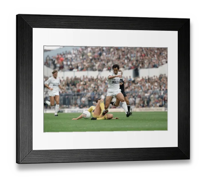 Framed Print : English League Division One match at White Hart Lane. Tottenham Hotspur 5 v Framed Print : English League Division One match at White Hart Lane. Tottenham Hotspur 5 v