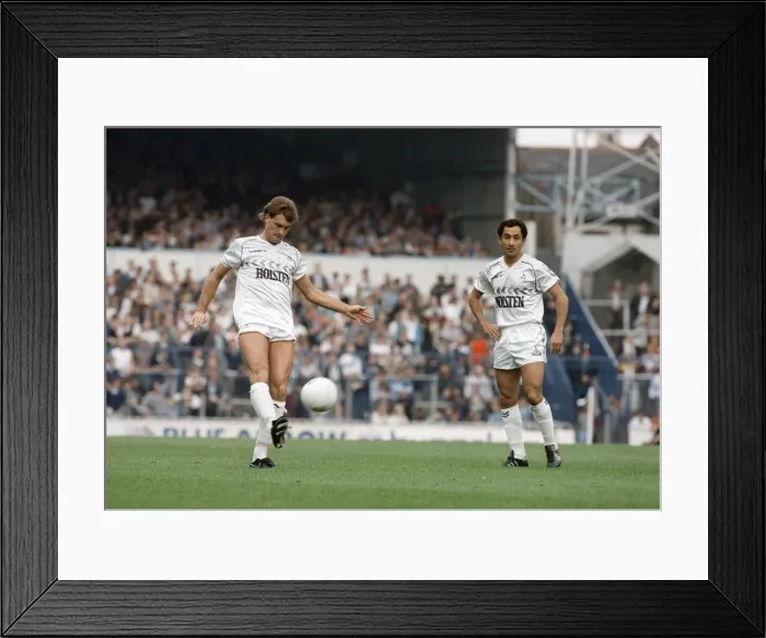 Framed Print : English League Division One match at White Hart Lane. Tottenham Hotspur 5 v Framed Print : English League Division One match at White Hart Lane. Tottenham Hotspur 5 v
