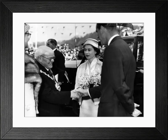 Framed Print : The Queen and Prince Philip shake hands with the Mayor of Dudley Ald Framed Print : The Queen and Prince Philip shake hands with the Mayor of Dudley Ald