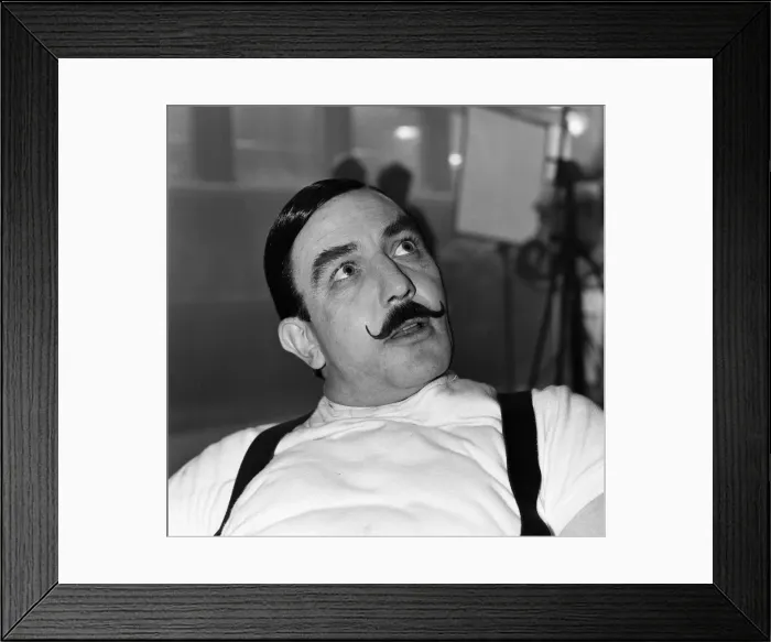Framed Print : The film Murder on the Orient Express'is being made at the EMI / MGM Studios Framed Print : The film Murder on the Orient Express'is being made at the EMI / MGM Studios