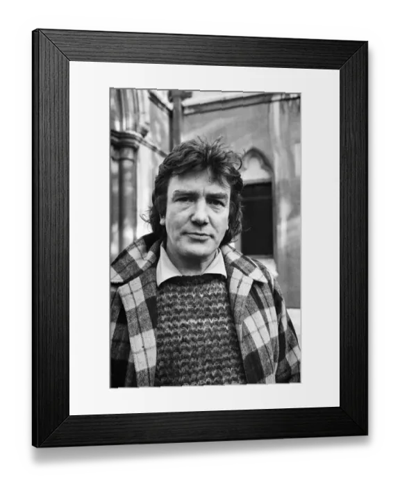 Framed Print : Albert Finney outside law courts after a divorce hearing. 16th November 1978 Framed Print : Albert Finney outside law courts after a divorce hearing. 16th November 1978
