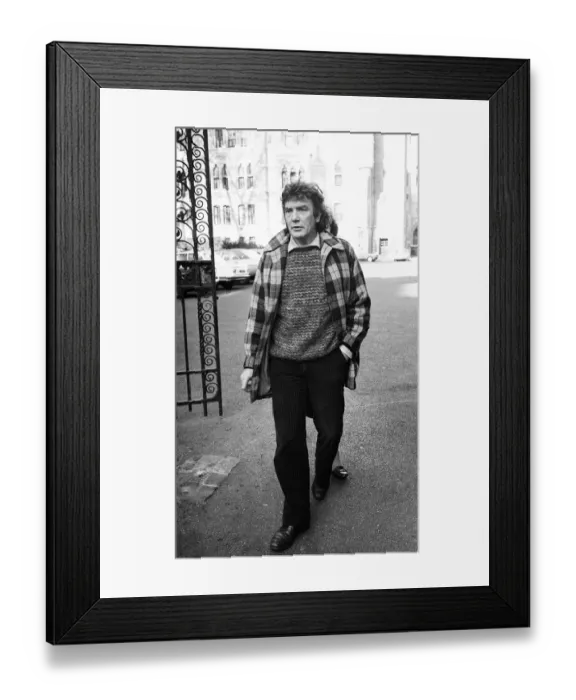 Framed Print : Albert Finney outside law courts after a divorce hearing. 16th November 1978 Framed Print : Albert Finney outside law courts after a divorce hearing. 16th November 1978