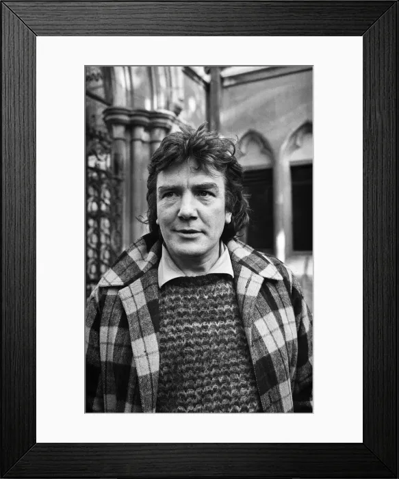 Framed Print : Albert Finney outside law courts after a divorce hearing. 16th November 1978