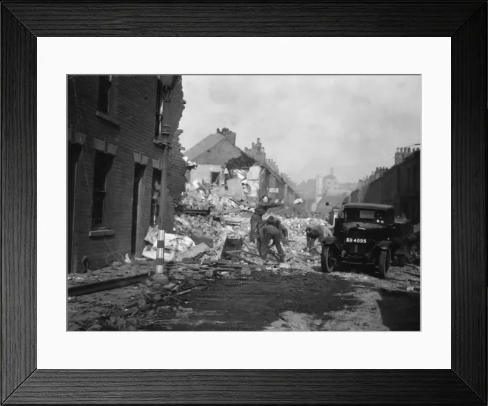 Framed Print : Soldiers help clear rubble from Rokeby Avenue, Hull following a heavy night time air raid