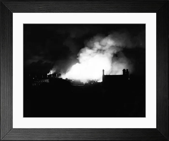 Framed Print : The centre of Hull alight following the blitz of the 8th May 1941 Framed Print : The centre of Hull alight following the blitz of the 8th May 1941