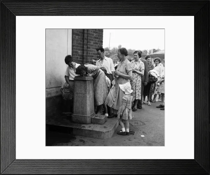 Framed Print : Heatwave at London Zoo. People queue for water. 22nd August 1955 Framed Print : Heatwave at London Zoo. People queue for water. 22nd August 1955