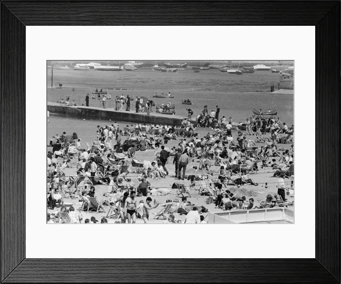 Framed Print : Mods v Rockers. Picture shows the scene at Margate Framed Print : Mods v Rockers. Picture shows the scene at Margate