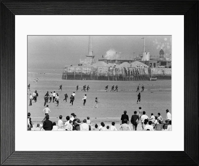 Framed Print : Mods v Rockers. Picture shows the scene at Margate Framed Print : Mods v Rockers. Picture shows the scene at Margate