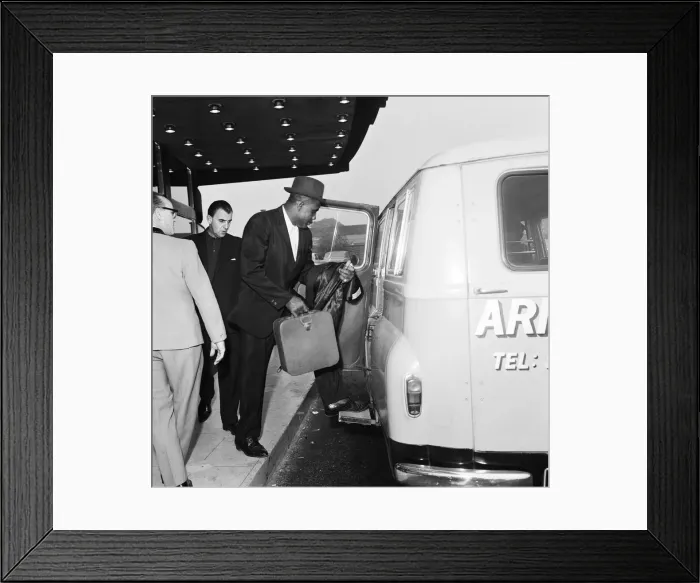 Framed Print : Sonny Liston, World Heavyweight Champion, pictured at London Heathrow Airport as he heads Framed Print : Sonny Liston, World Heavyweight Champion, pictured at London Heathrow Airport as he heads